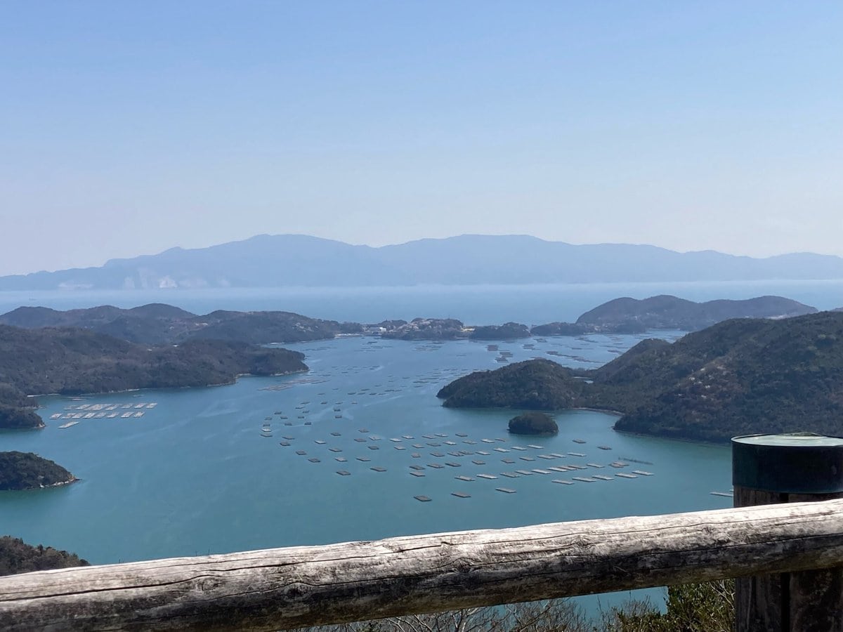 岡山県備前市の日生（ひなせ）エリアからは、瀬戸内海ならではの穏やかな海を愛でることができます。写真は、瀬戸内海国立公園夕立受山（ゆうだちうけやま）からの景色。