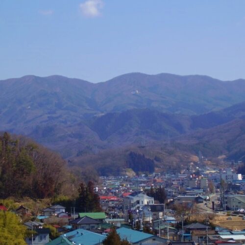 福島県川俣町の花塚山は、富士山の見える北限とされています