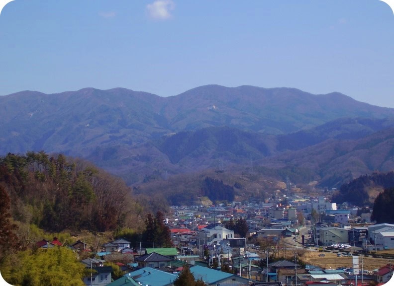 福島県川俣町の花塚山は、富士山の見える北限とされています