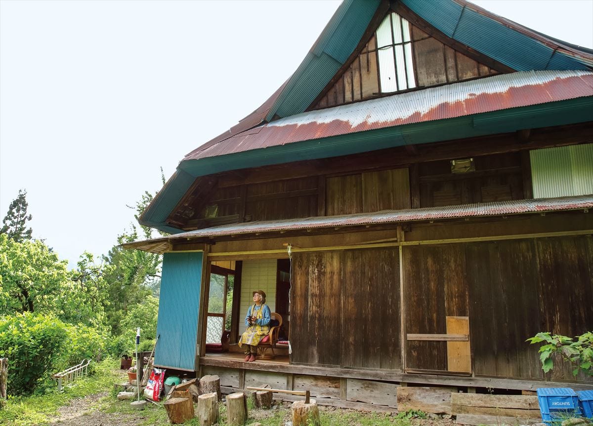 東京都檜原村のポツンと一軒家。茅葺き屋根をトタンで覆った入母屋造りの古民家