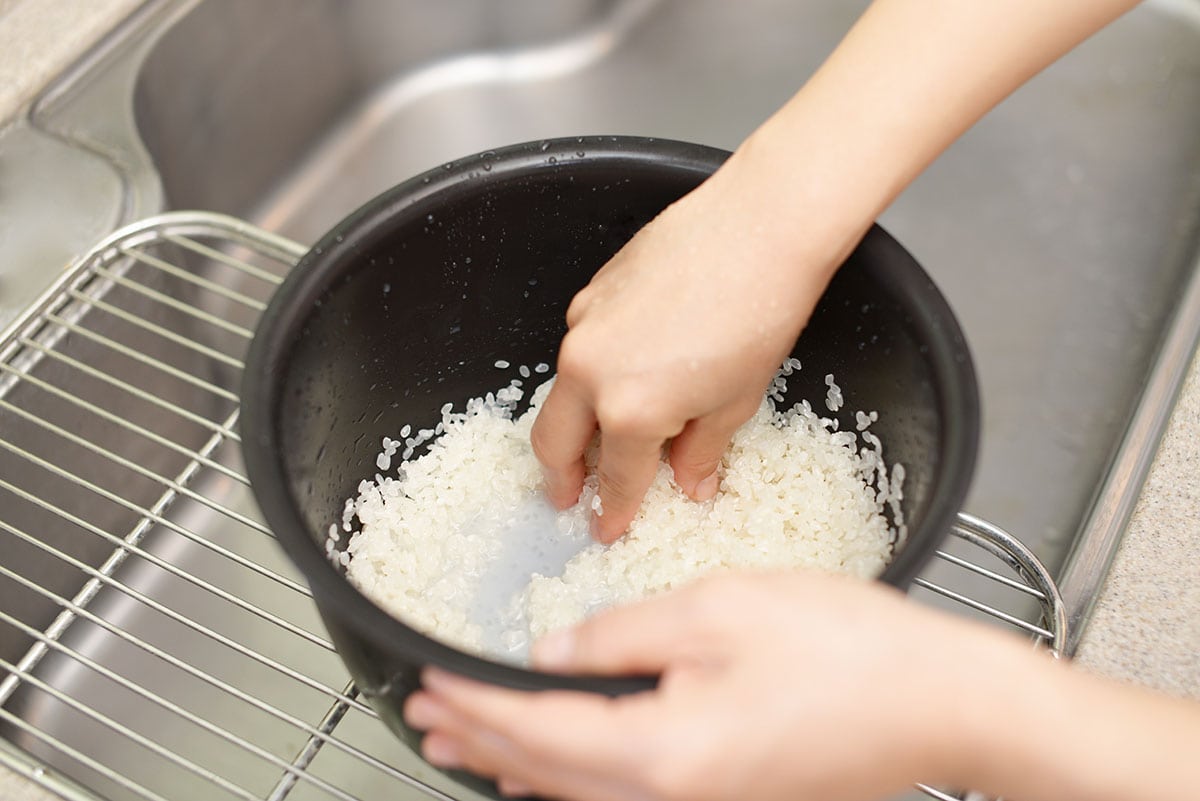 新米ならお米は研いですぐに炊いてOK！ 逆に長時間水に浸けてしまうと食感が悪くなってしまうのでご注意を。