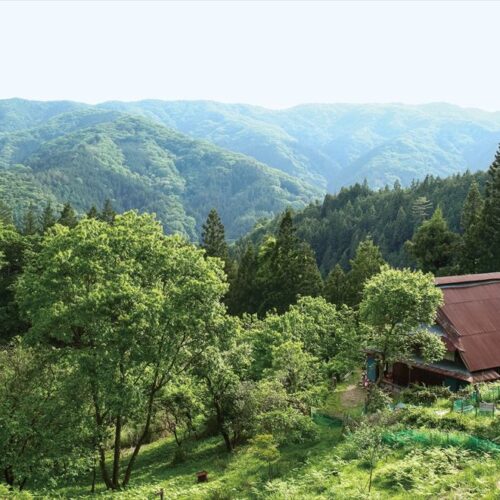 東京都檜原村。昔の街道である浅間尾根から望む萩原さんの古民家