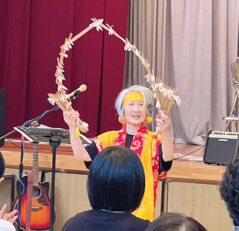 淑子さんは地域のお年寄りから南京玉すだれの芸を継承／青森県十和田市