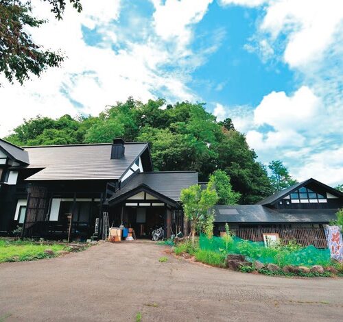 左側の母屋は店舗兼住居、右側の離れを厨房にしている／秋田県大仙市