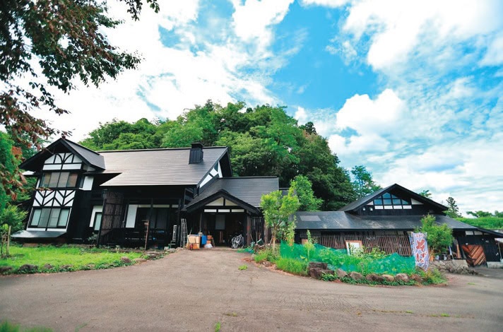 左側の母屋は店舗兼住居、右側の離れを厨房にしている／秋田県大仙市