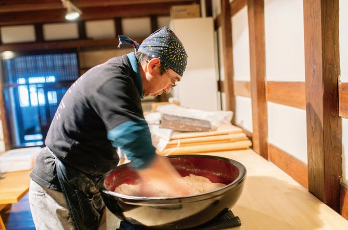 納得できる風味を求めて日々研究。そば粉のブレンドは季節によって調整している／秋田県大仙市