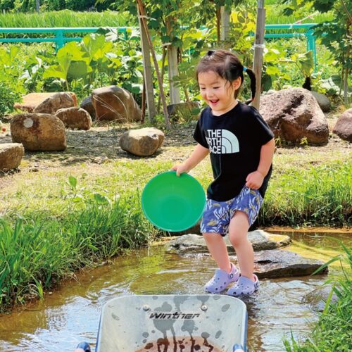 「えみの森」の園庭を流れる小川で／秋田県由利本荘市