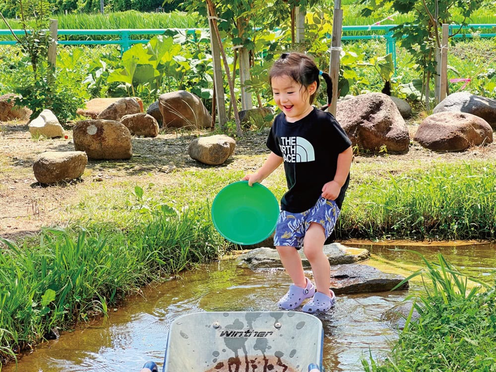 「えみの森」の園庭を流れる小川で／秋田県由利本荘市