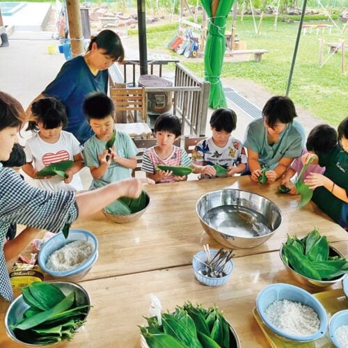 「えみの森」では、秋田県の郷土料理・笹巻きづくりも行った／秋田県由利本荘市