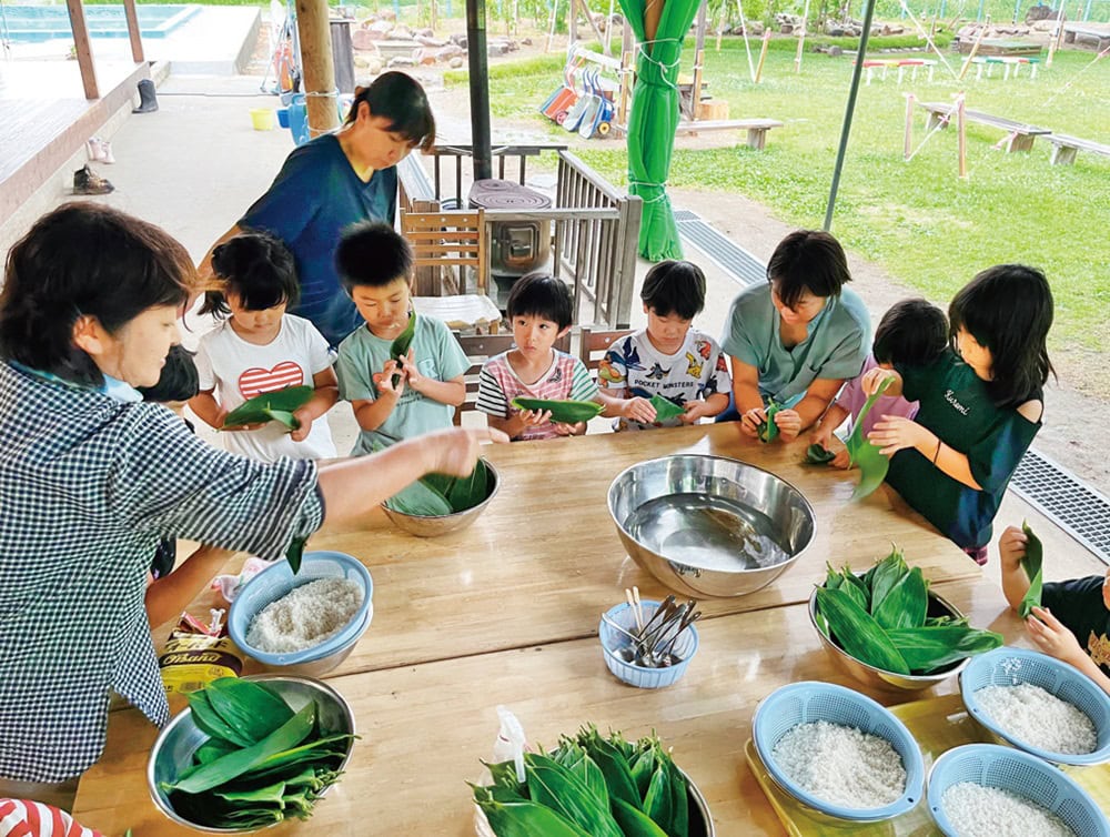 「えみの森」では、秋田県の郷土料理・笹巻きづくりも行った／秋田県由利本荘市