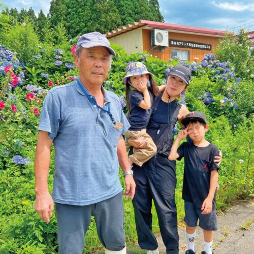 東由利地域の特産品「フランス鴨」の生産組合 の代表を務める金子拓雄さんの農場を見学／秋田県由利本荘市