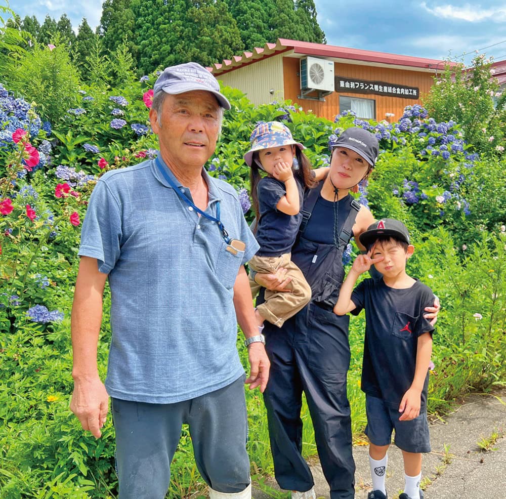 東由利地域の特産品「フランス鴨」の生産組合
の代表を務める金子拓雄さんの農場を見学／秋田県由利本荘市