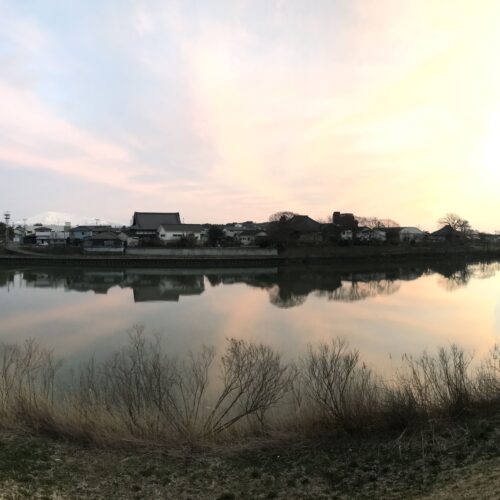 秋田県由利本荘市の子吉川は、秋田県と山形県の境にある鳥海山にその源を発し、幾つもの渓流を合わせながら日本海に注いでおり、流域面積1,190㎢、流路延長61㎞。毎年9月には市民ボート大会「子吉川レガッタ」が開催されるなど、「ボートのまち由利本荘」を象徴する河川です。