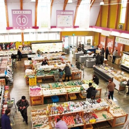 町内には8カ所の産直があり、新鮮な農産 物や地場産加工品が手に入る／岩手県紫波町