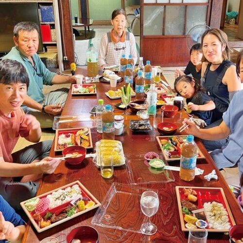 収穫体験後は小松さんのご自宅で昼食会／秋田県由利本荘市