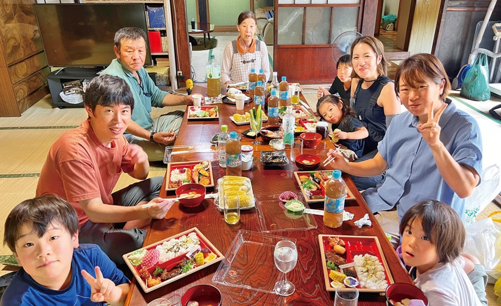 収穫体験後は小松さんのご自宅で昼食会／秋田県由利本荘市