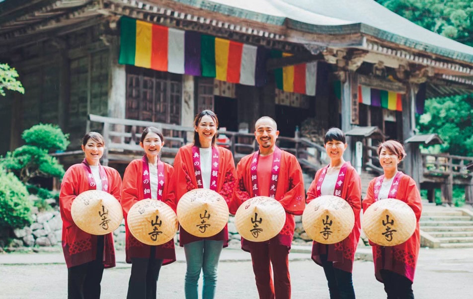 山形県山形市の山寺で、山寺外国語ガイドグループ「Yamaderans」を仲間とともに立ち上げた