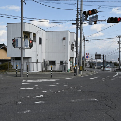 長野県伊那市の物件の外観です。スクランブル式交差点の角地に建っています。