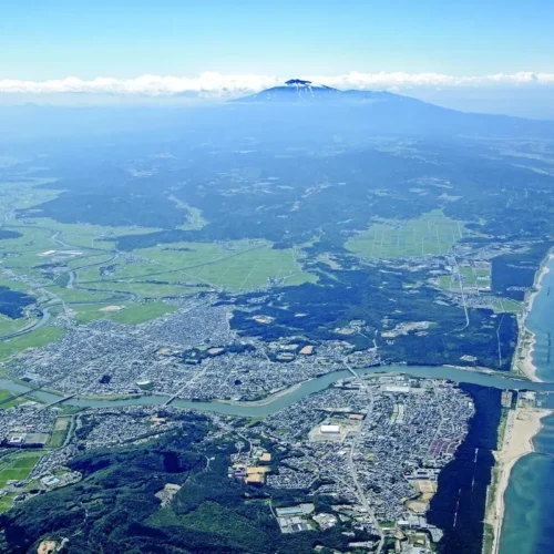 秋田県由利本荘市は、山・川・海の自然に囲まれており、市の南部にあり出羽富士とも呼ばれる鳥海山、そこから流れ出て市内を悠々と流れる一級河川の子吉川、そして子吉川が流れ着く日本海。移動に時間をかけなくても大自然が近場に存在し、さまざまなアクティビティーを満喫できます。