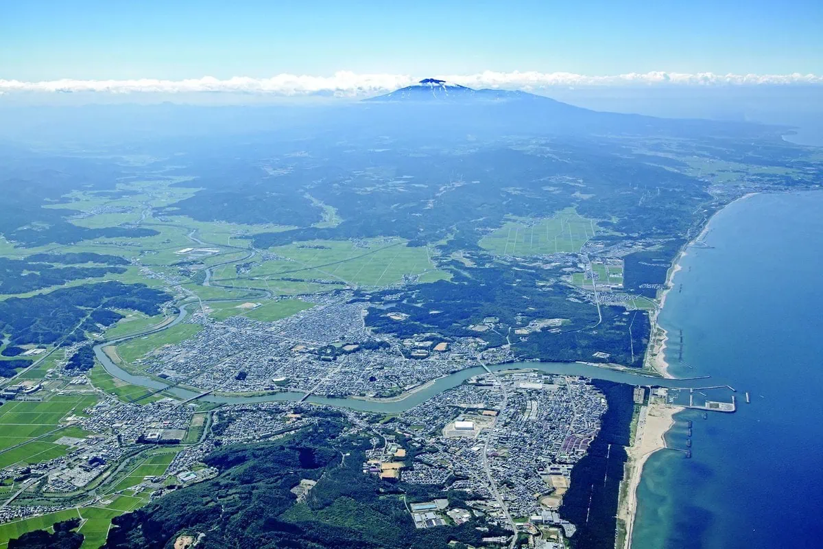 秋田県由利本荘市は、山・川・海の自然に囲まれており、市の南部にあり出羽富士とも呼ばれる鳥海山、そこから流れ出て市内を悠々と流れる一級河川の子吉川、そして子吉川が流れ着く日本海。移動に時間をかけなくても大自然が近場に存在し、さまざまなアクティビティーを満喫できます。