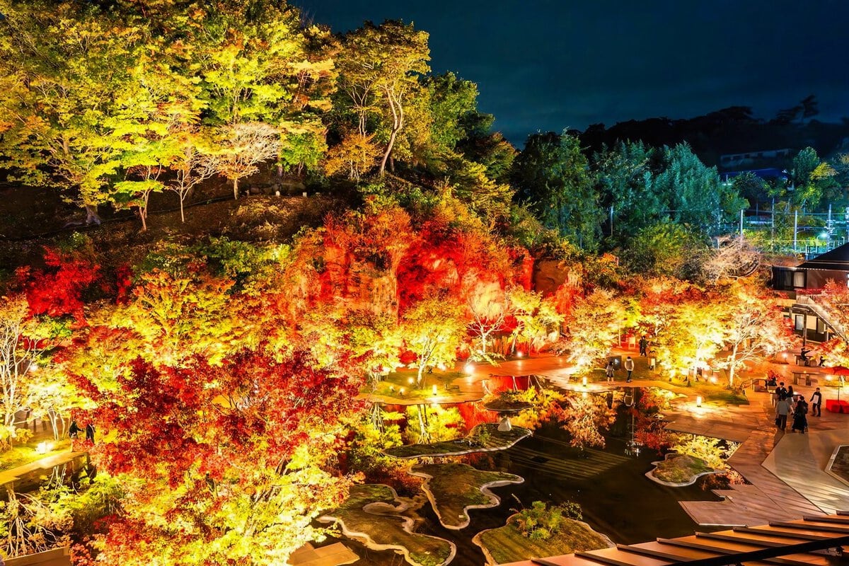 屋上展望台から眼下に望む、紅く彩られた松島離宮庭園の絶景。