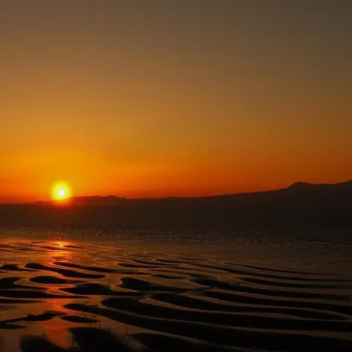 熊本県宇土市の御輿来海岸は日本の渚百選・夕日百選に選ばれており、潮の満ち引きでできた砂紋が美しい海岸です。