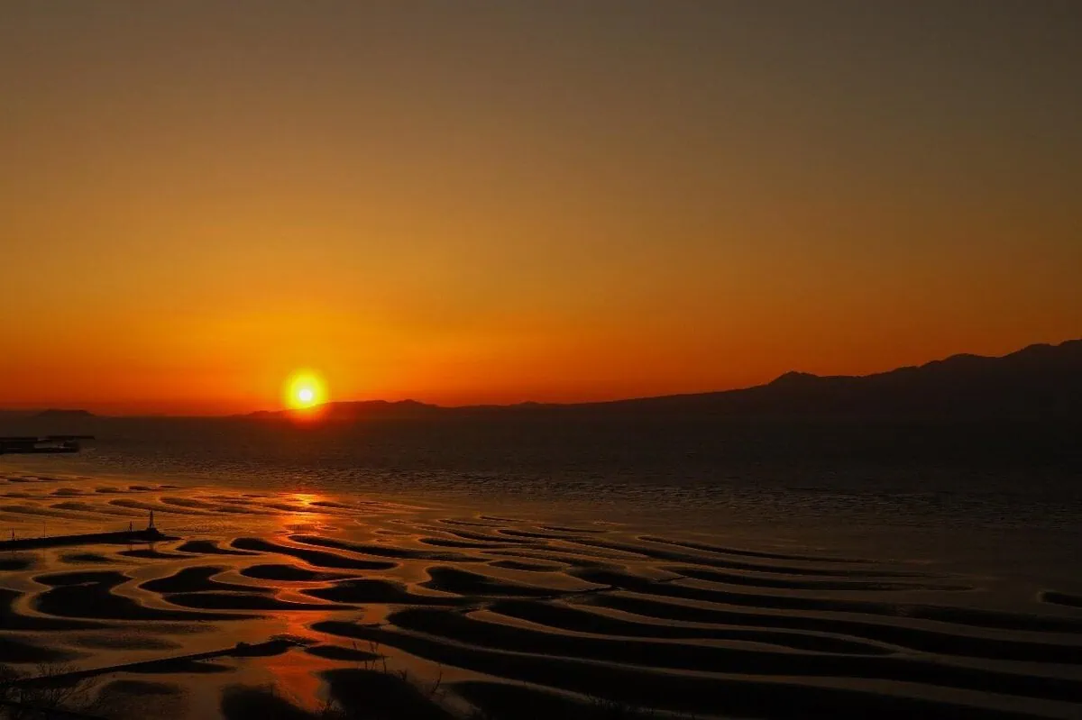 熊本県宇土市の御輿来海岸は日本の渚百選・夕日百選に選ばれており、潮の満ち引きでできた砂紋が美しい海岸です。