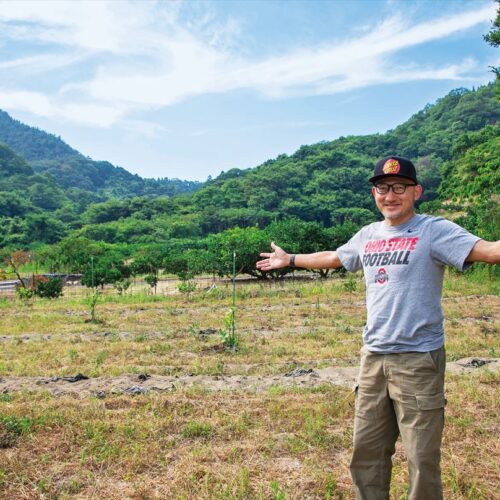 愛媛県今治市で地域おこし協力隊となった山本寿さん。レモンとラムの畑の脇でサツマイモを植えてみました