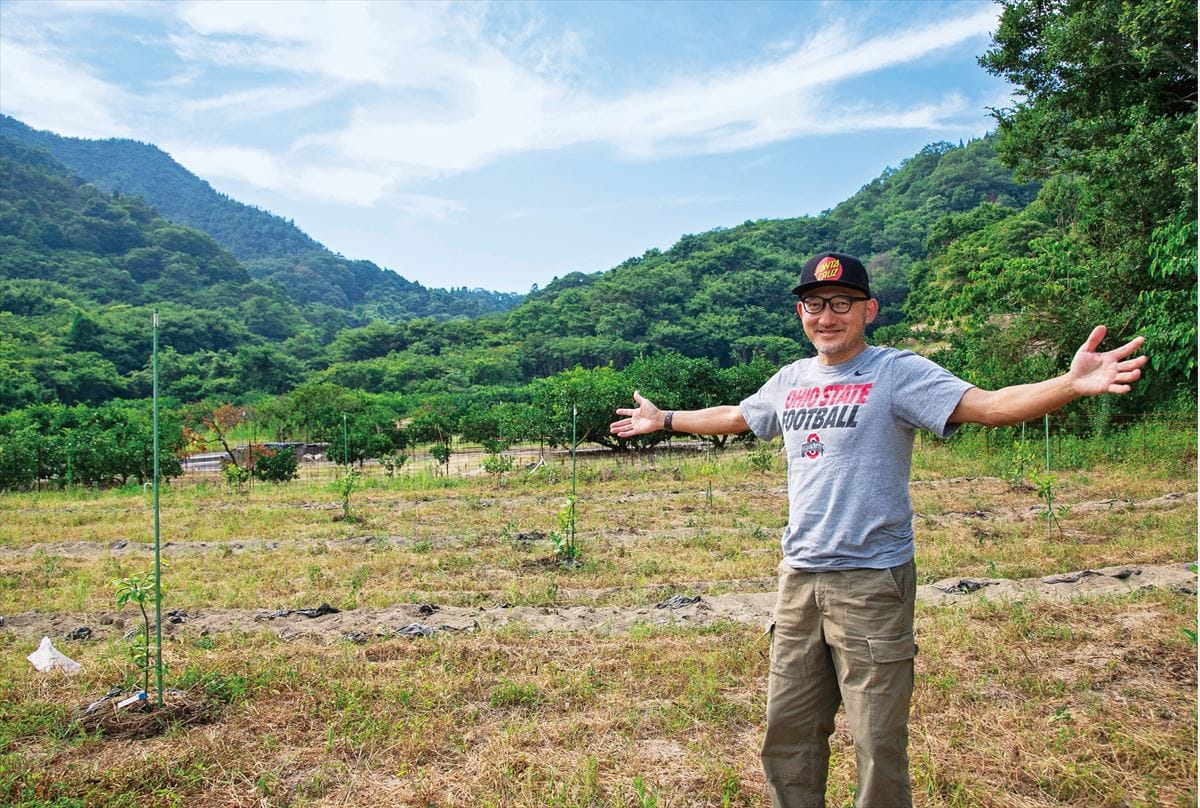 愛媛県今治市で地域おこし協力隊となった山本寿さん。レモンとラムの畑の脇でサツマイモを植えてみました