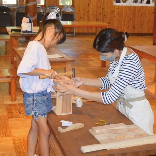 宮城県登米市で木工家として独立。「もくもく工作教室」で子どもたちに木工を教える