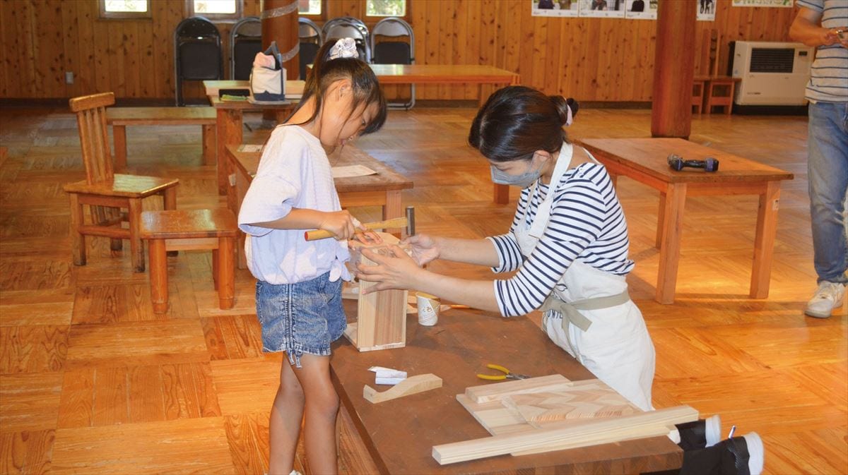 宮城県登米市で木工家として独立。「もくもく工作教室」で子どもたちに木工を教える