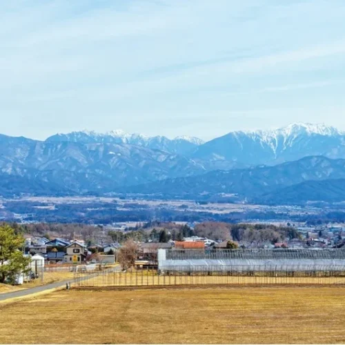 背景に南アルプスがそびえる長野県伊那市の景観。包み込むような自然が住む人たちに心地よさをもたらしてくれます。