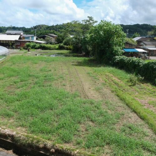 宮崎県西都市の物件は、家の前に約217坪の畑が広がっています。あこがれの自給自足をはじめてみましょう。