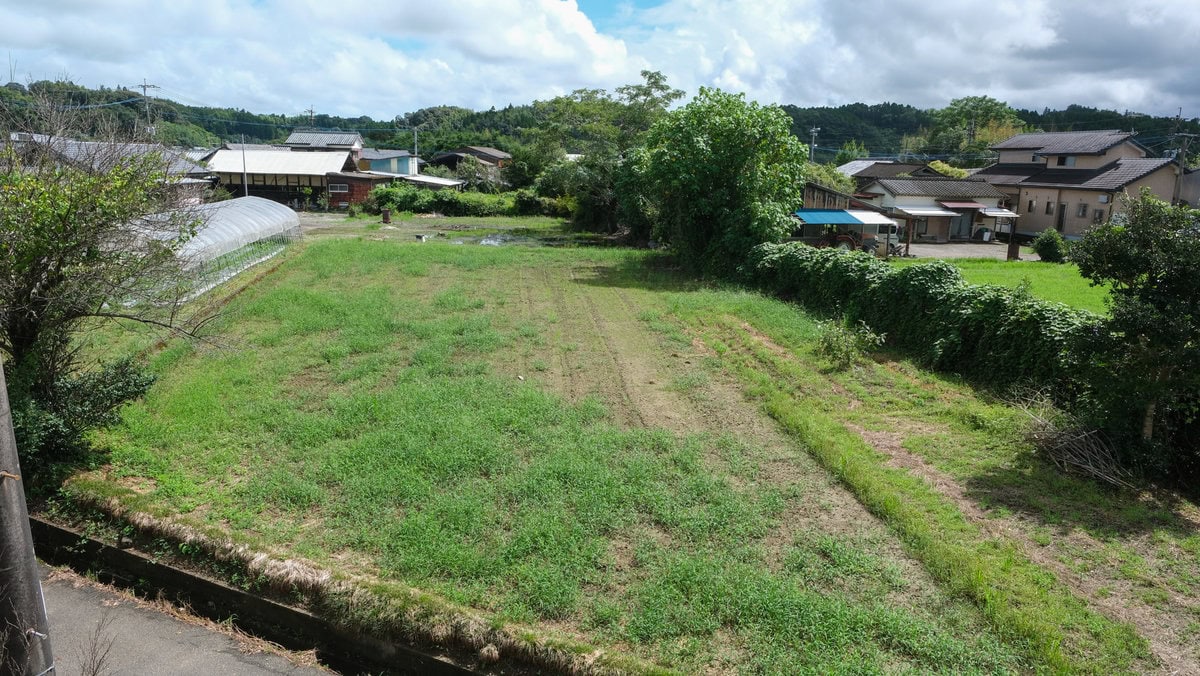 宮崎県西都市の物件は、家の前に約217坪の畑が広がっています。あこがれの自給自足をはじめてみましょう。