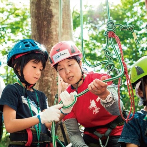 子どもたちのクライミングの手伝いをする