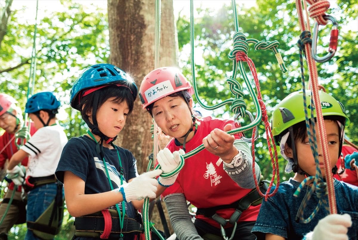 子どもたちのクライミングの手伝いをする