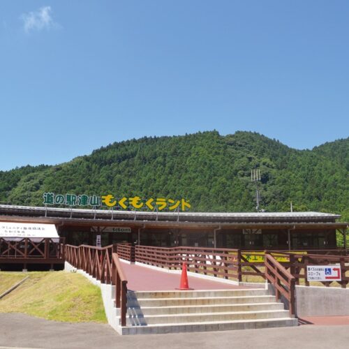 宮城県登米市の道の駅「津山もくもくランド」。施設内の「もくもくハウス」では木工芸品を展示販売