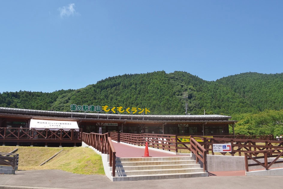 宮城県登米市の道の駅「津山もくもくランド」。施設内の「もくもくハウス」では木工芸品を展示販売