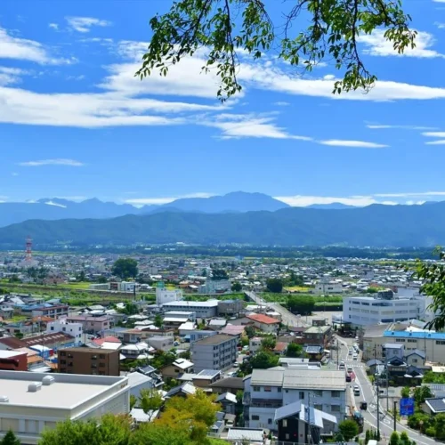 長野県伊那市の風景です。雄大に構える南アルプスの姿が、澄んだ青空をより広く見せてくれます。こ