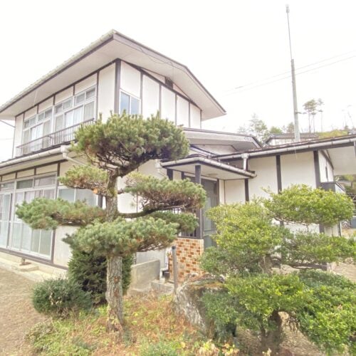 福島県川俣町の物件は、JR福島駅から車で30分ほどの自然豊かな住宅街にあります。 街中から離れているものの、総合病院は車で3分、スーパーは車で5分のところにあり、いざというときは困らない安心な場所です。