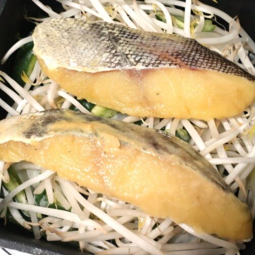 漬け魚は蒸しても◎。フライパンに、もやしやキャベツ、キノコなどを敷いて、その上に漬け魚を乗せて少し水を入れて蒸すだけ。グリルを洗う必要がなく、フライパンひとつで完成します。油を使って焼くのではなく、“蒸す”から健康にも良いですし、一緒に野菜も摂れて何より美味しいんです。西京漬けでも麹漬けでもどんなお魚でも良いですし、野菜もカット野菜でも良いから手軽です。完成したらポン酢をかけても美味しいですし、野菜の部分に焼肉のたれをかけても美味しいです。工夫次第で味変も楽しめますよ