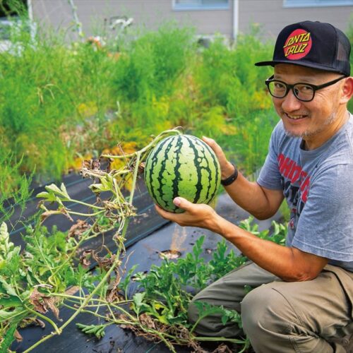 愛媛県今治市で地域おこし協力隊となった山本寿さん。収穫したスイカを手に