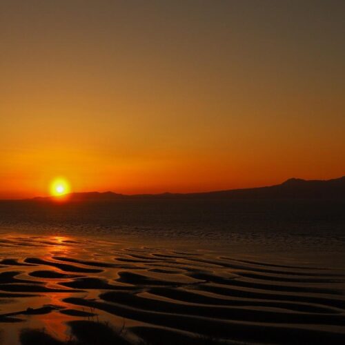 熊本県宇土市の「御輿来海岸」は日本の渚百選・夕日百選に選ばれており、潮の満ち引きでできた砂紋が美しい海岸です。