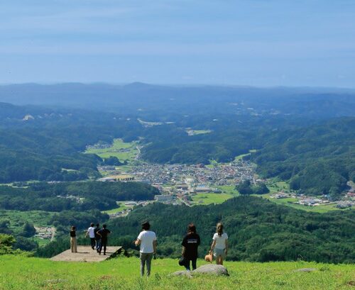 福島県田村市の仙台平。眼下に美しい風景が広がる