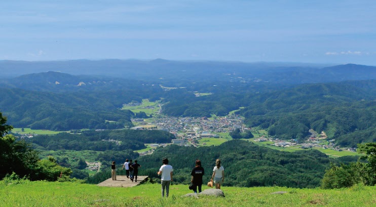 福島県田村市の仙台平。眼下に美しい風景が広がる