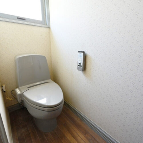 長野県伊那市の物件のきれいで清潔感のある洋式の水洗トイレです。