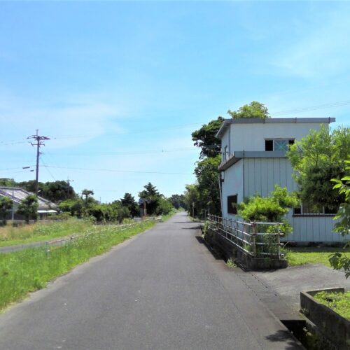 野山に囲まれた静かな立地の物件です。来客もスムーズに利用できそうな5台分の駐車スペースがあります。