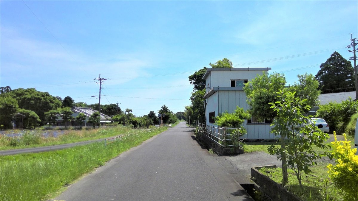 野山に囲まれた静かな立地の物件です。来客もスムーズに利用できそうな5台分の駐車スペースがあります。