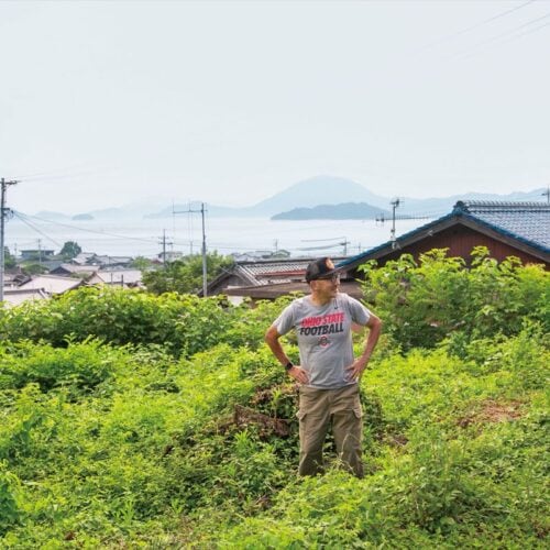 愛媛県今治市で地域おこし協力隊となった山本寿さん。自宅近くで借りた畑は今後レモン畑にする予定