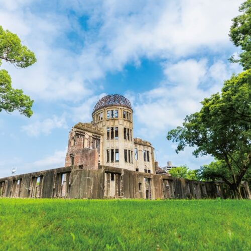 世界遺産の原爆ドーム。平和記念公園、広島平和記念資料館と併せて、外国人も多数訪れる。